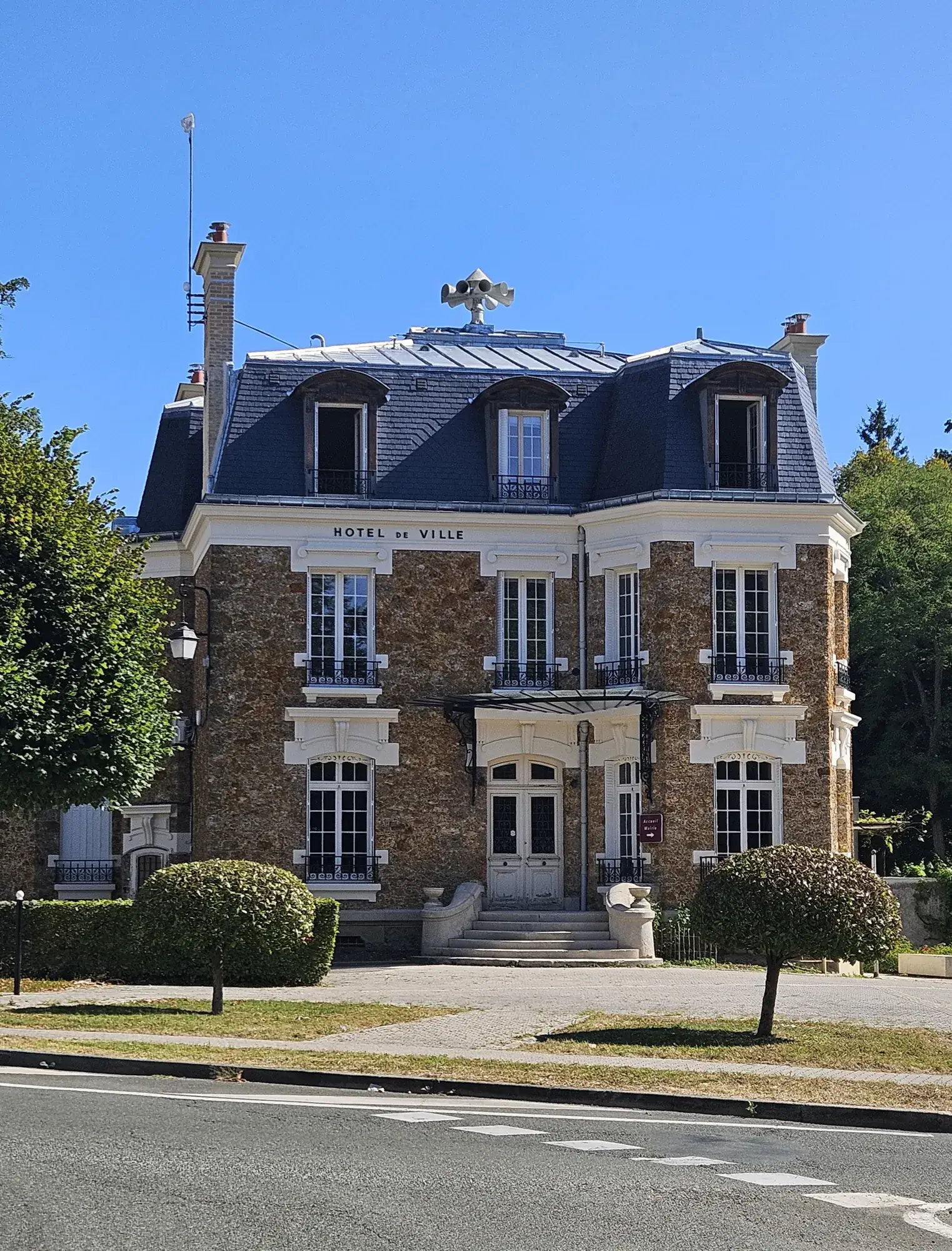 L’Hôtel de Ville, place de Verdun